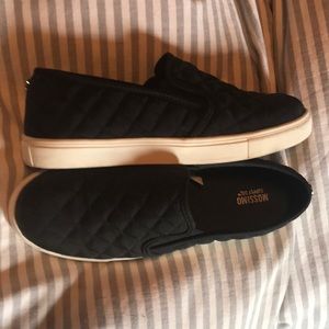 Mossimo black slip on